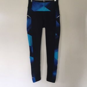 Athleta Capris Black with Blue Pattern Size: XS
